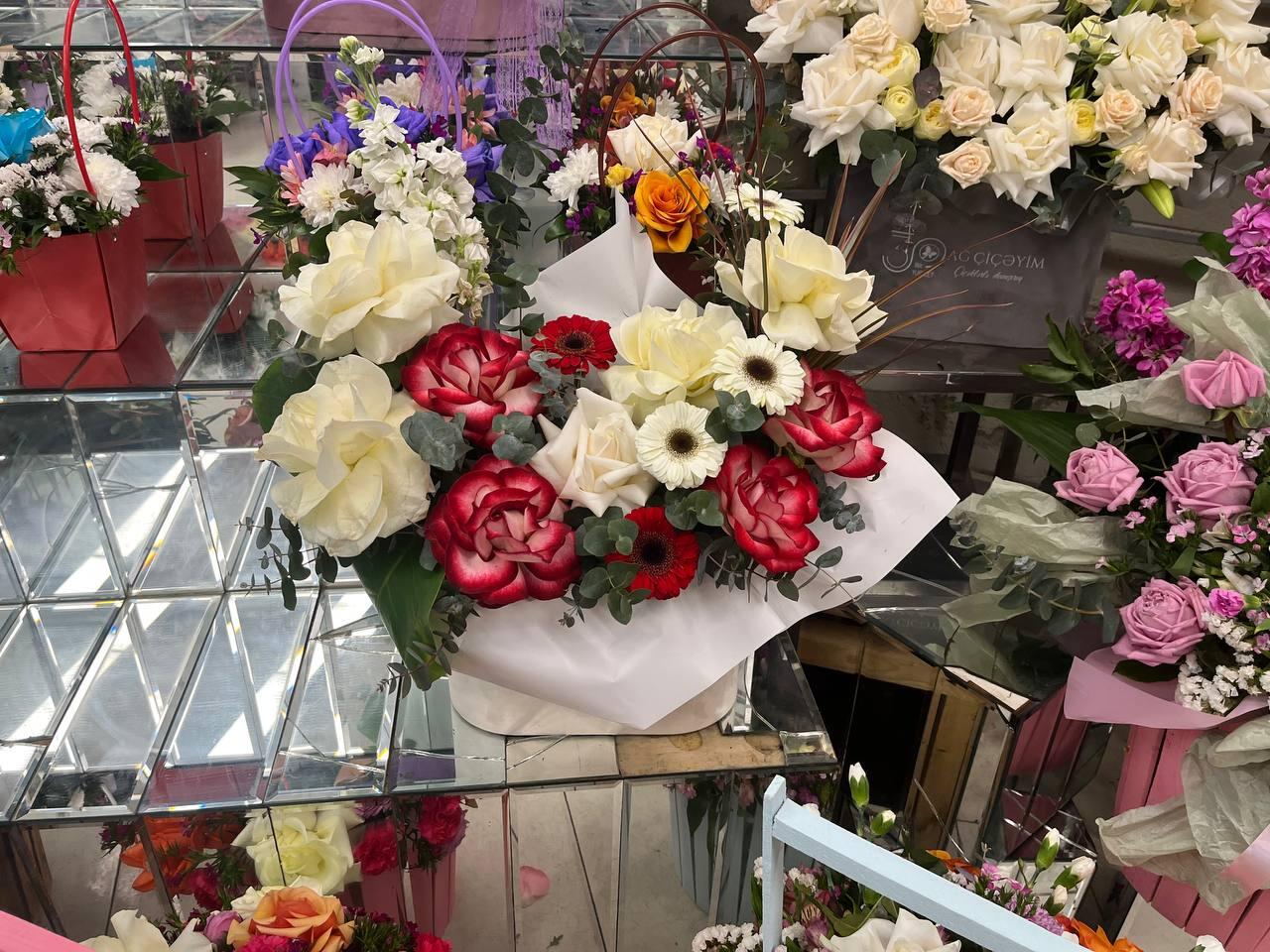 8 Mart ərəfəsində güllərə tələbat artdı