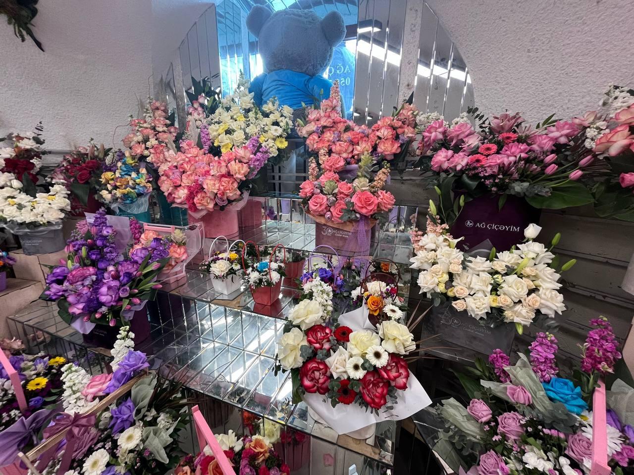 8 Mart ərəfəsində güllərə tələbat artdı