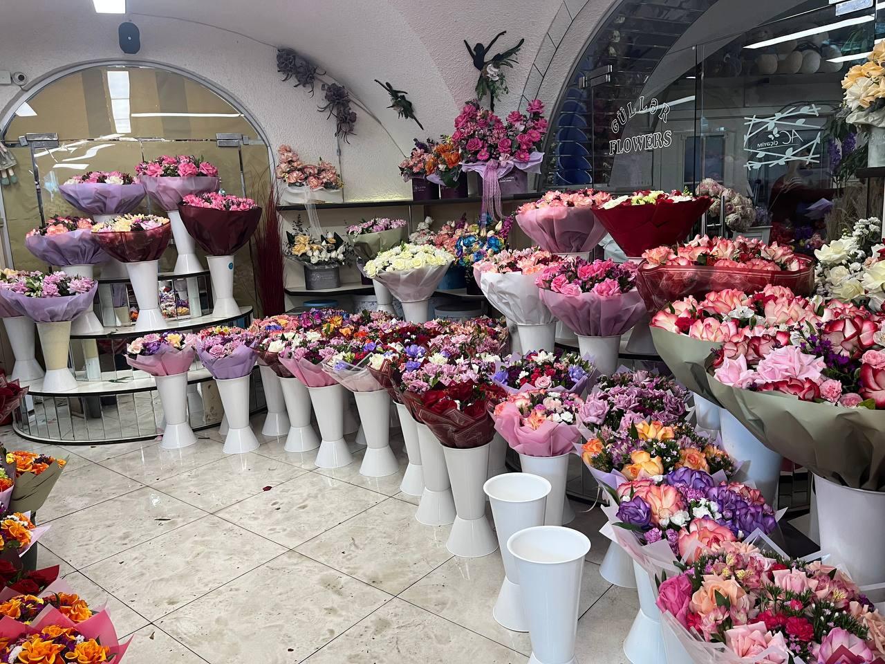 8 Mart ərəfəsində güllərə tələbat artdı