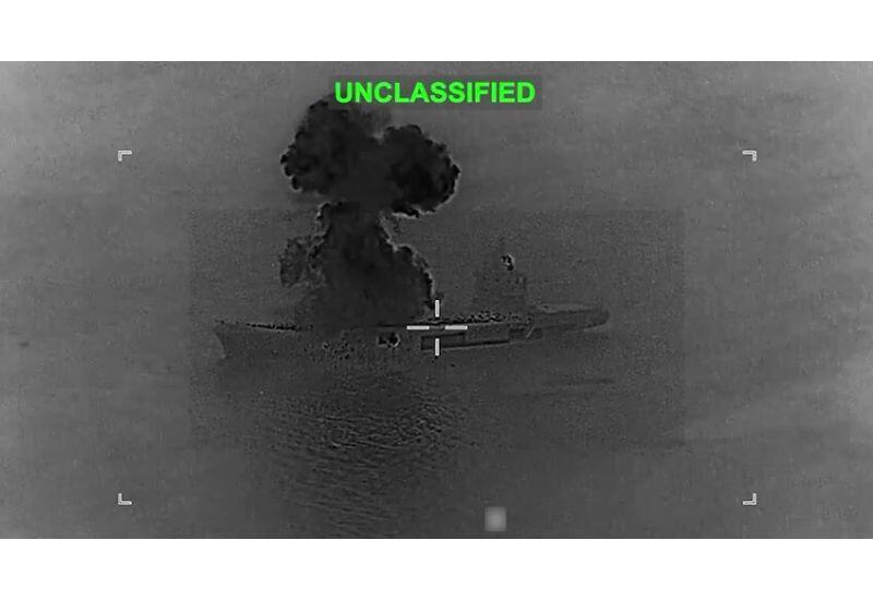 США показали кадры удара по авианосцу ВМС КСИР