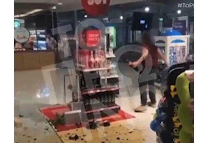 Турист опоздал на рейс, впал в ярость и разнес дьюти-фри в аэропорту