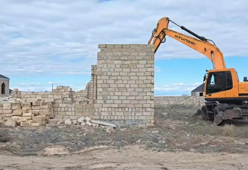 Gəncədə qanunsuz tikililər sökülüb