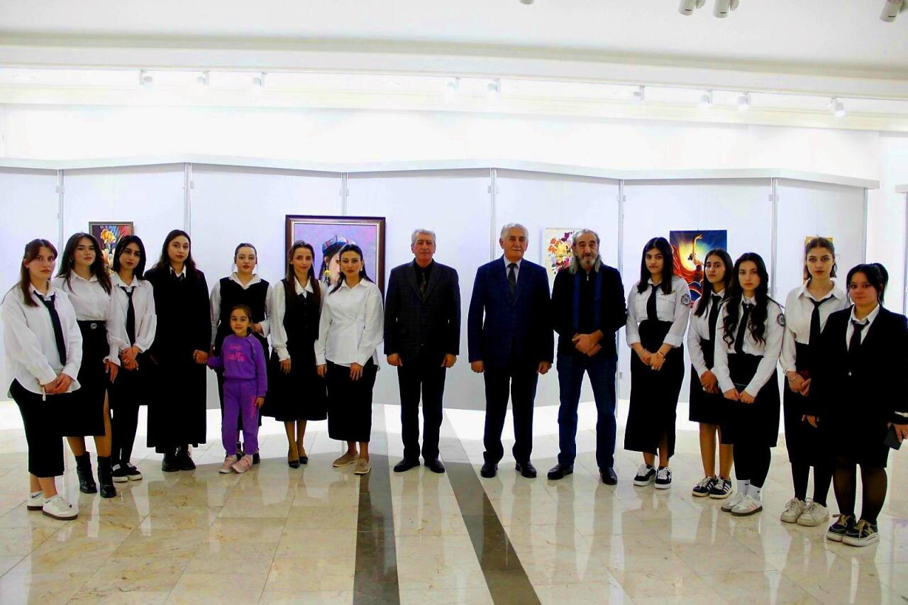 В Нахчыване открылась выставка "Женщины и цветы", посвященная 8 марта