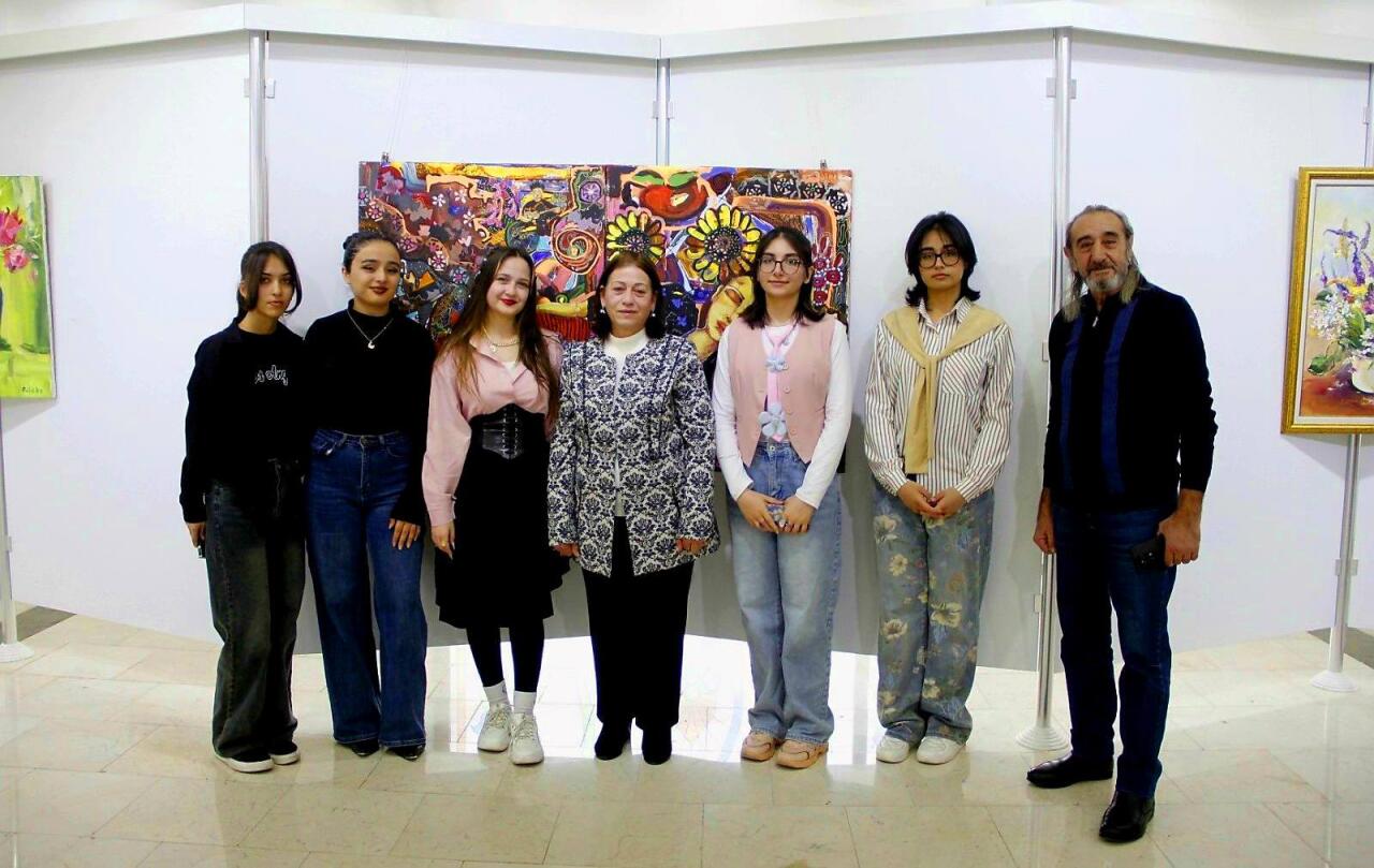 В Нахчыване открылась выставка "Женщины и цветы", посвященная 8 марта