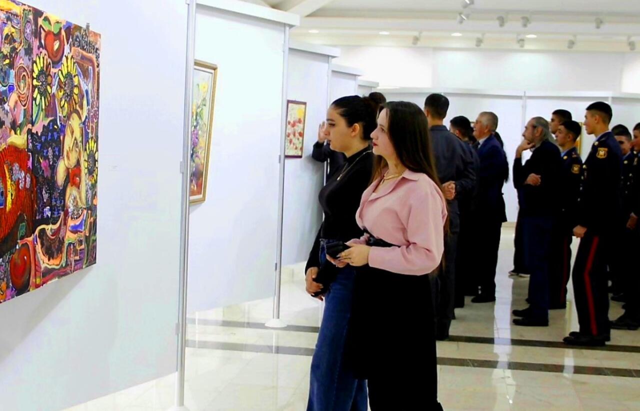 В Нахчыване открылась выставка "Женщины и цветы", посвященная 8 марта