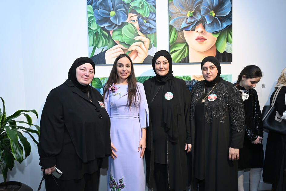 Leyla Əliyeva "Mənzərəyə açılan ev" mövzusunda qrup sərgisində iştirak edib