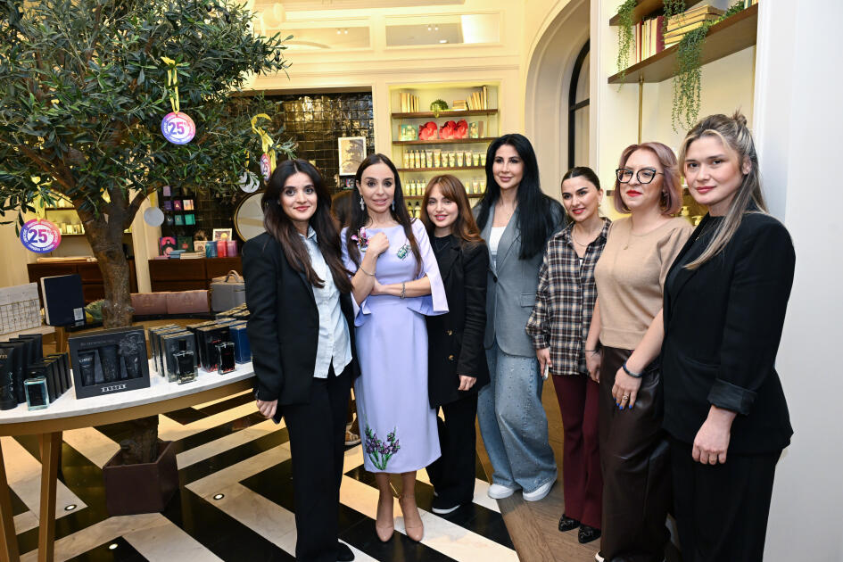 Leyla Əliyeva "Mənzərəyə açılan ev" mövzusunda qrup sərgisində iştirak edib