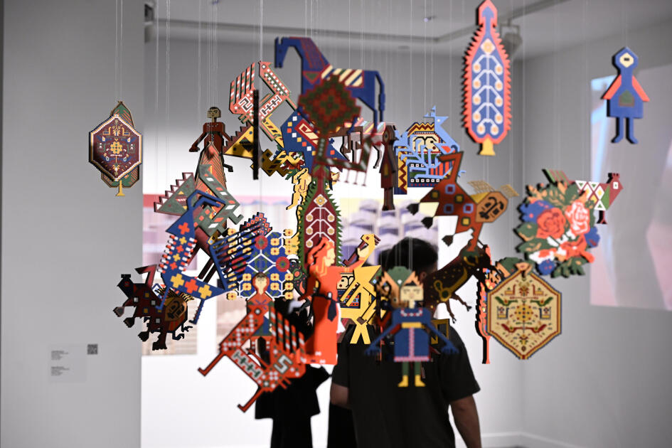 Leyla Əliyeva "Mənzərəyə açılan ev" mövzusunda qrup sərgisində iştirak edib