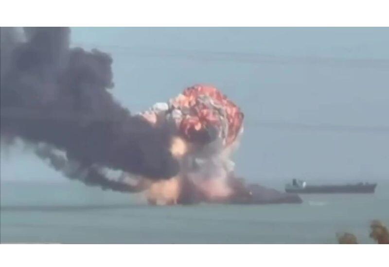 Иранское судно горит у порта Бендер-Аббас после ударов США и Израиля