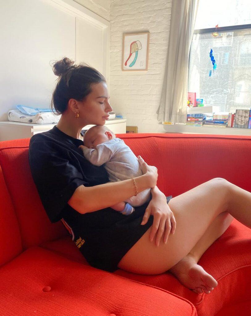 Эмили Ратаковски поделилась редкими кадрами с сыном