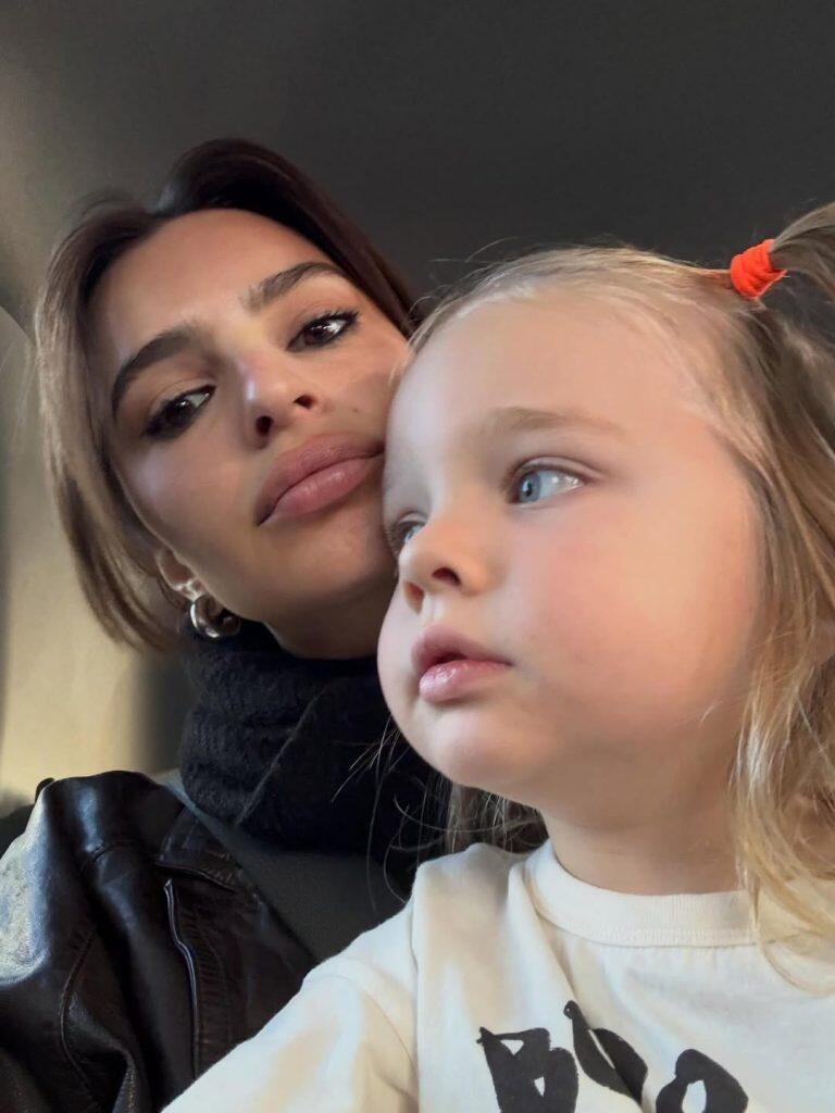 Эмили Ратаковски поделилась редкими кадрами с сыном