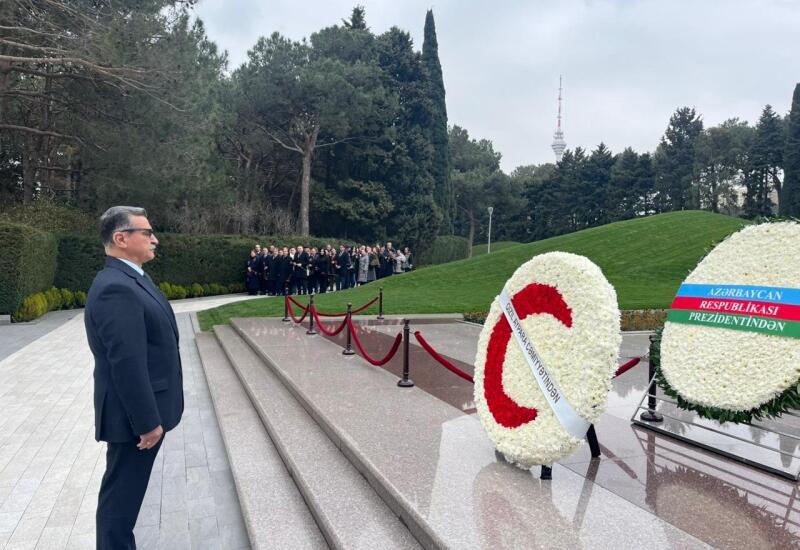Azərbaycan Qızıl Aypara Cəmiyyətinin əməkdaşları Fəxri xiyabanı ziyarət ediblər