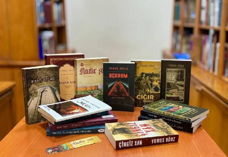Yunus Oğuzun Prezident Kitabxanasına kitab hədiyyəsi