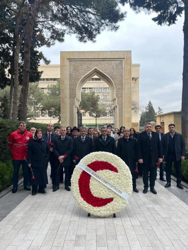 Azərbaycan Qızıl Aypara Cəmiyyətinin əməkdaşları Fəxri xiyabanı ziyarət ediblər