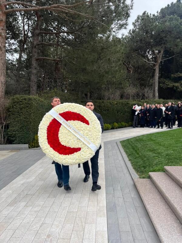 Azərbaycan Qızıl Aypara Cəmiyyətinin əməkdaşları Fəxri xiyabanı ziyarət ediblər