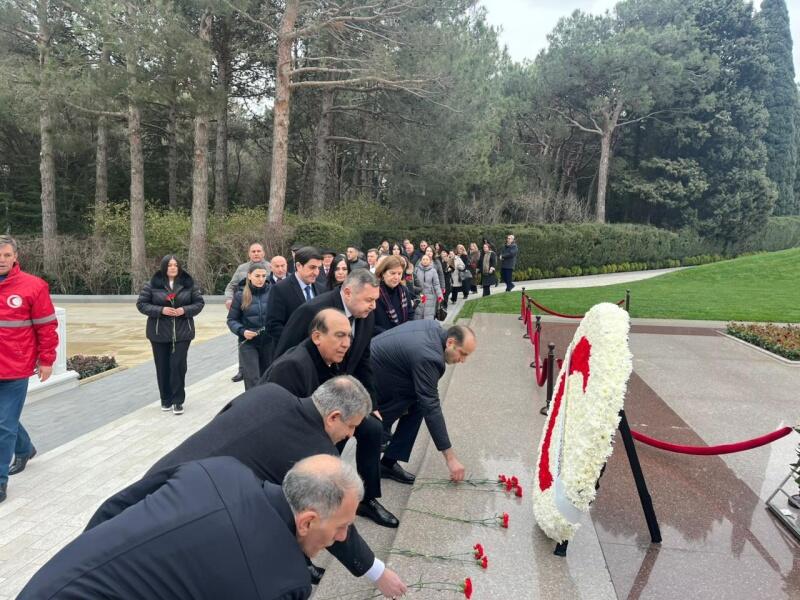 Azərbaycan Qızıl Aypara Cəmiyyətinin əməkdaşları Fəxri xiyabanı ziyarət ediblər