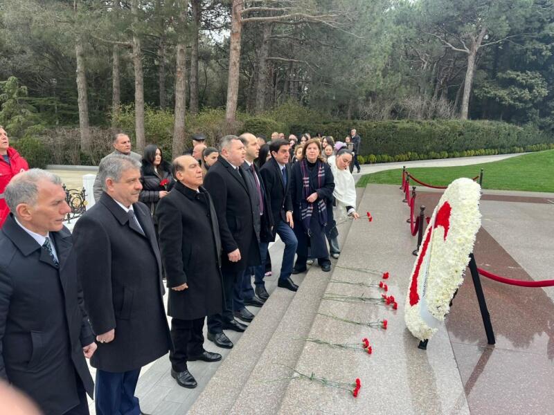 Azərbaycan Qızıl Aypara Cəmiyyətinin əməkdaşları Fəxri xiyabanı ziyarət ediblər