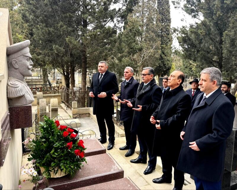 Azərbaycan Qızıl Aypara Cəmiyyətinin əməkdaşları Fəxri xiyabanı ziyarət ediblər