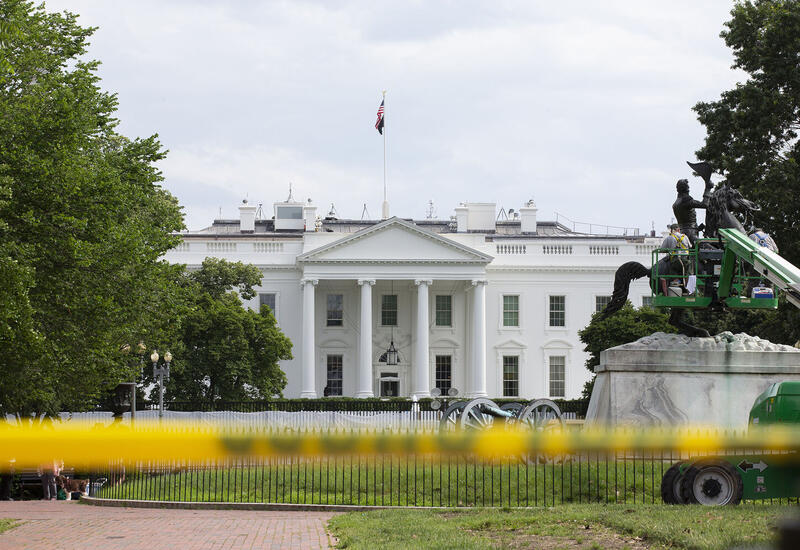 Автомобиль въехал в ворота Белого дома