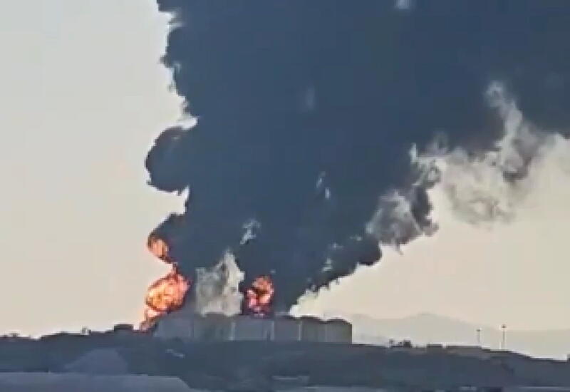 Иран нанес удар по топливным хранилищам в Омане, начался сильный пожар