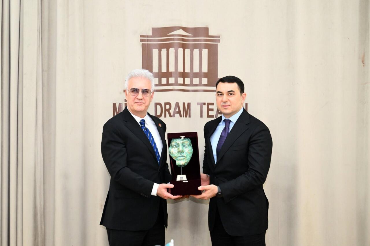 Адиль Керимли встретился с представителями театров тюркского мира