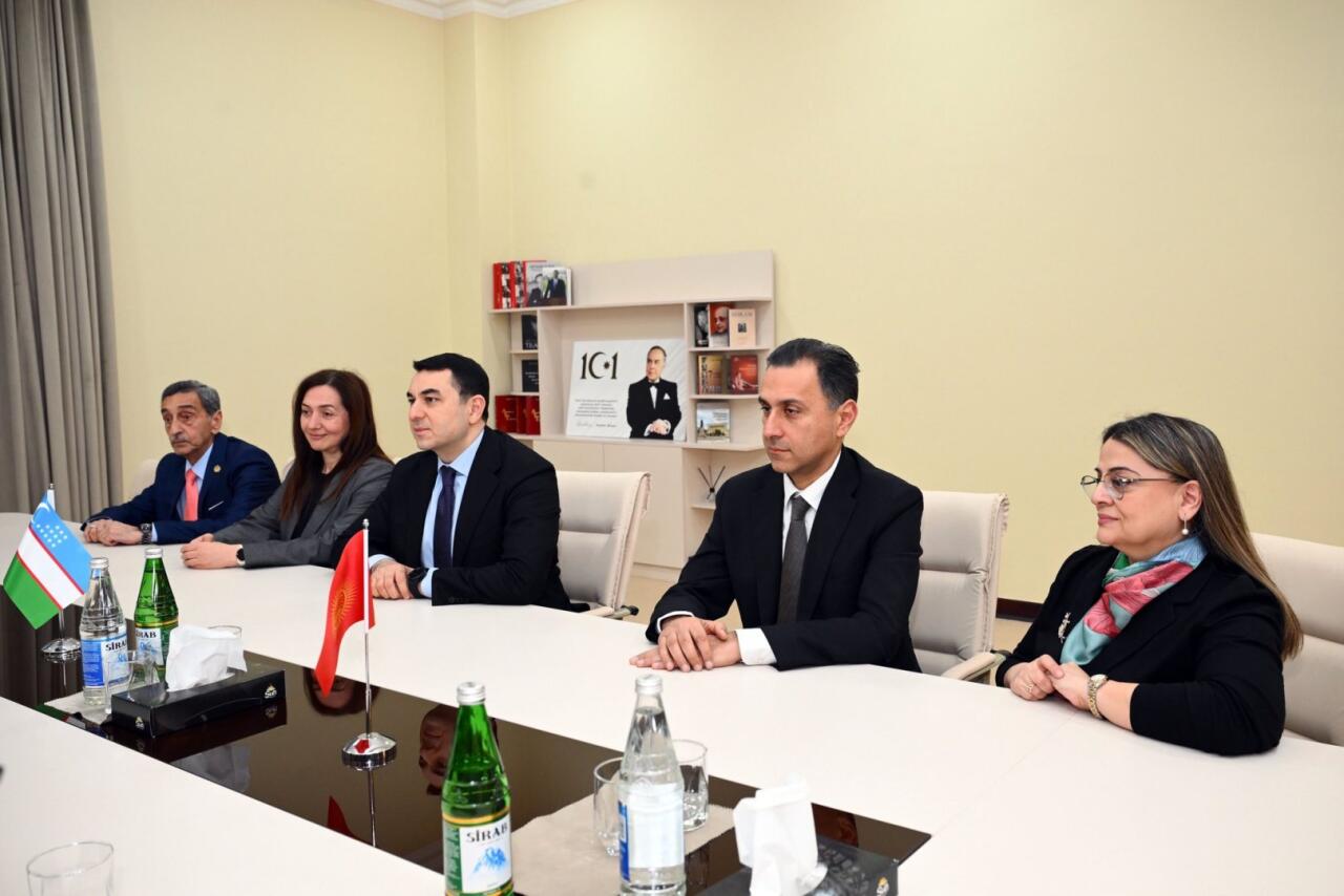 Адиль Керимли встретился с представителями театров тюркского мира