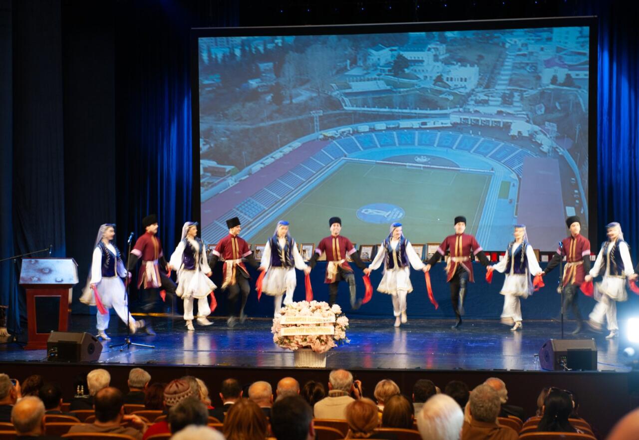 День национального театра Азербайджана отметили исторической премьерой и церемонией награждения