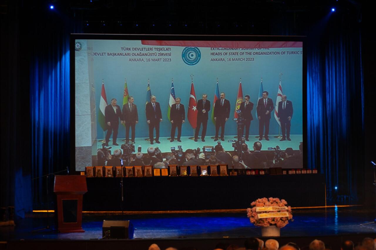 День национального театра Азербайджана отметили исторической премьерой и церемонией награждения