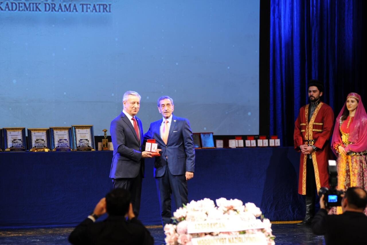 День национального театра Азербайджана отметили исторической премьерой и церемонией награждения