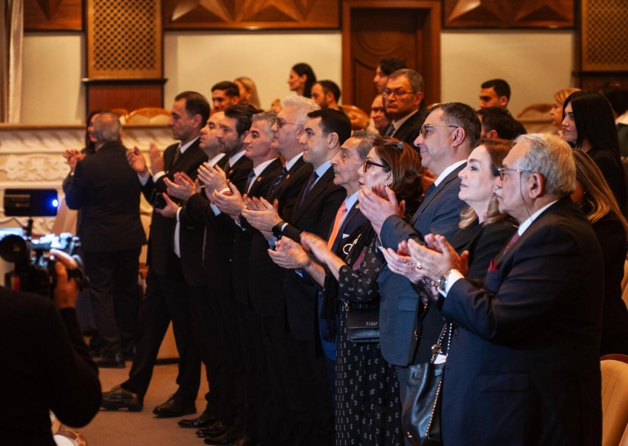 День национального театра Азербайджана отметили исторической премьерой и церемонией награждения