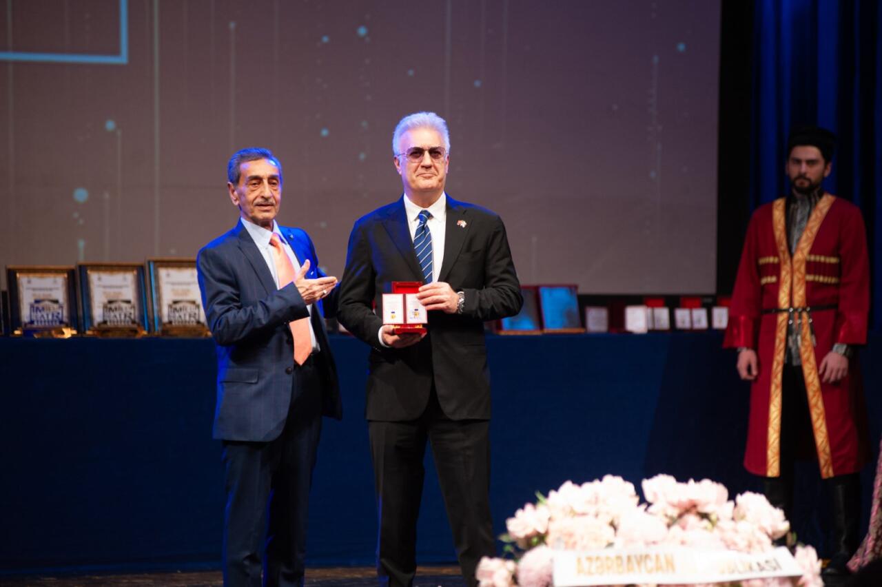 День национального театра Азербайджана отметили исторической премьерой и церемонией награждения