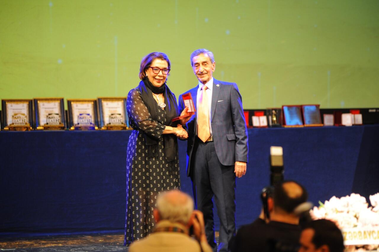 День национального театра Азербайджана отметили исторической премьерой и церемонией награждения