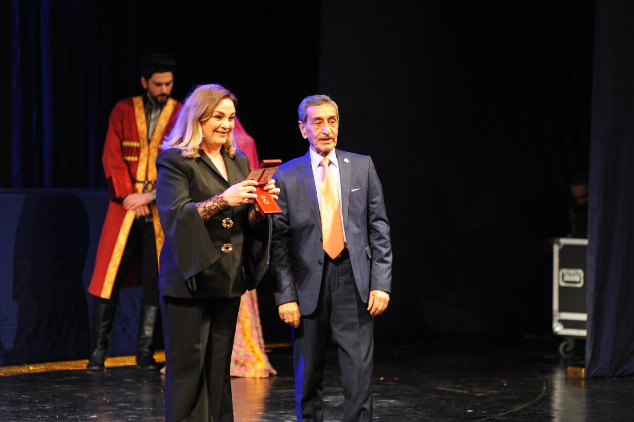 День национального театра Азербайджана отметили исторической премьерой и церемонией награждения