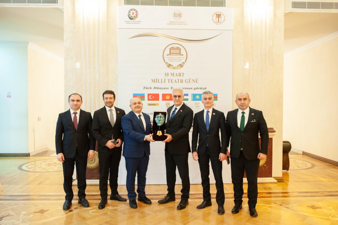 День национального театра Азербайджана отметили исторической премьерой и церемонией награждения