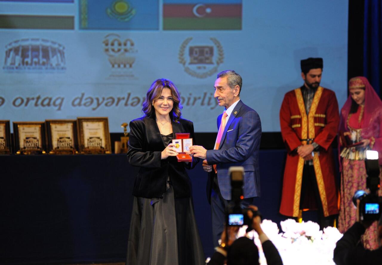 День национального театра Азербайджана отметили исторической премьерой и церемонией награждения