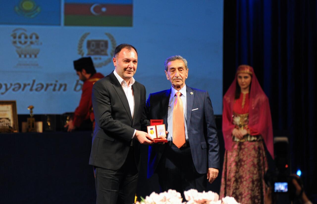 День национального театра Азербайджана отметили исторической премьерой и церемонией награждения