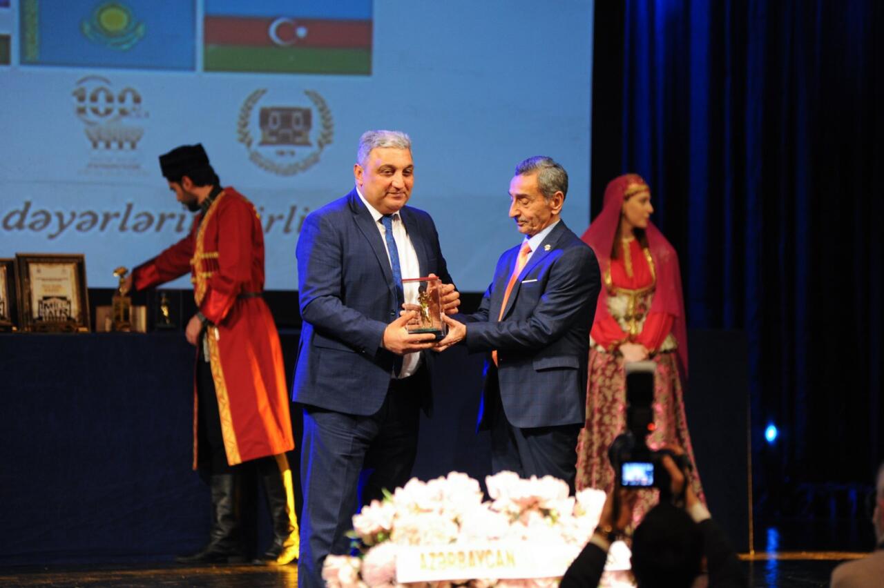 День национального театра Азербайджана отметили исторической премьерой и церемонией награждения