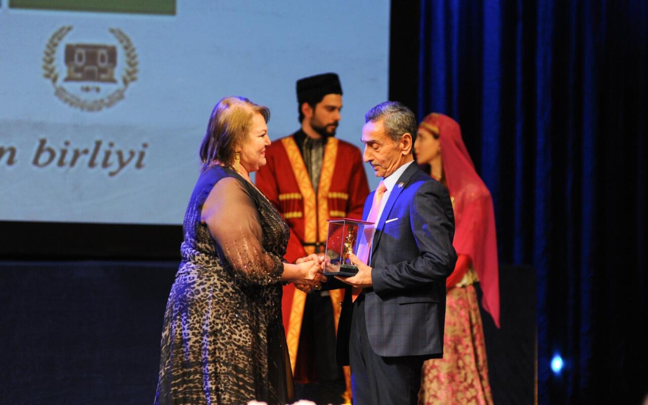 День национального театра Азербайджана отметили исторической премьерой и церемонией награждения