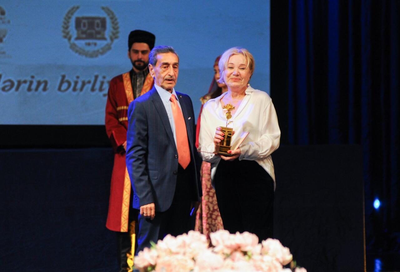 День национального театра Азербайджана отметили исторической премьерой и церемонией награждения