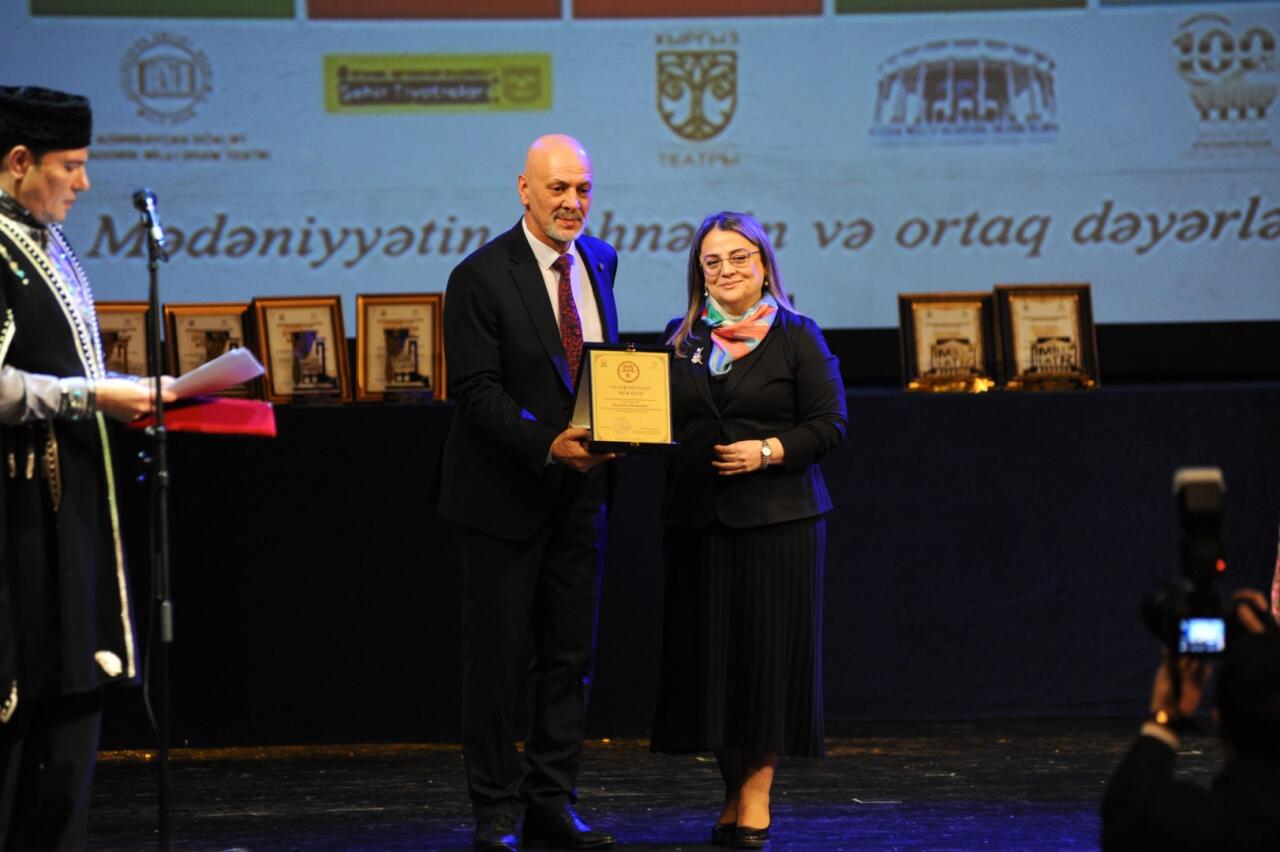 День национального театра Азербайджана отметили исторической премьерой и церемонией награждения