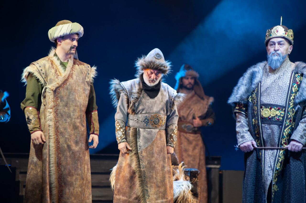 День национального театра Азербайджана отметили исторической премьерой и церемонией награждения