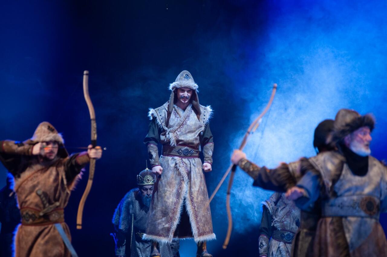 День национального театра Азербайджана отметили исторической премьерой и церемонией награждения