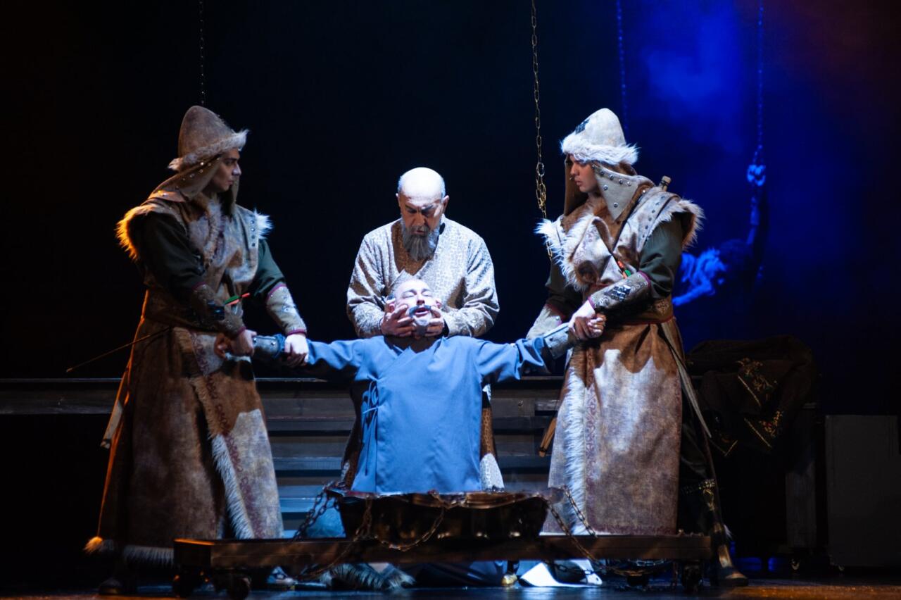 День национального театра Азербайджана отметили исторической премьерой и церемонией награждения