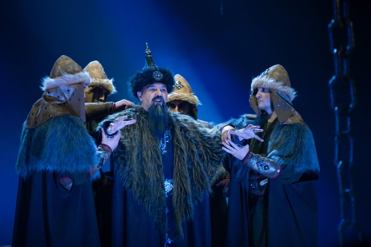 День национального театра Азербайджана отметили исторической премьерой и церемонией награждения