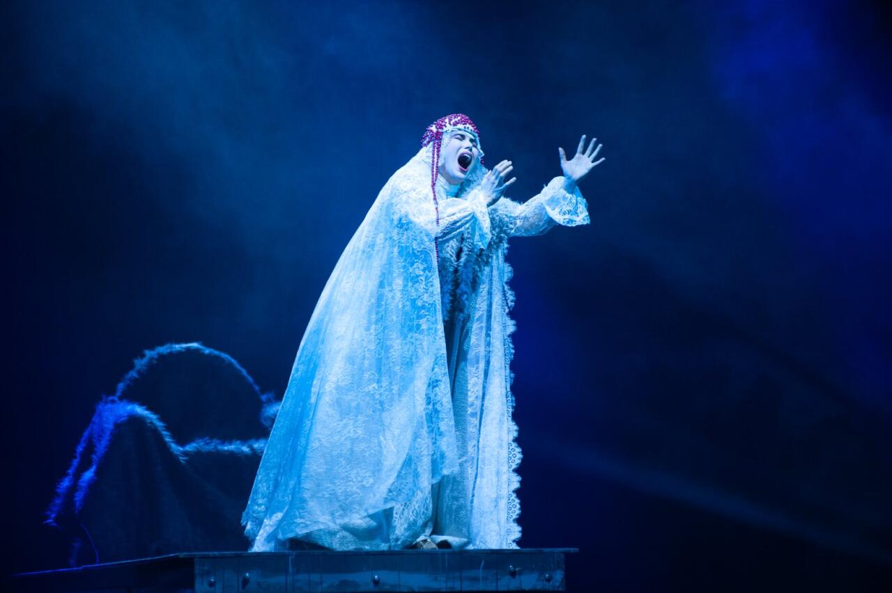 День национального театра Азербайджана отметили исторической премьерой и церемонией награждения