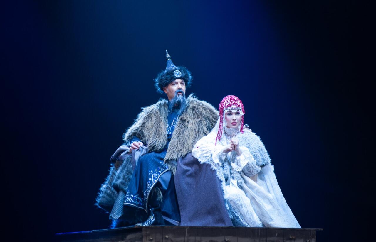 День национального театра Азербайджана отметили исторической премьерой и церемонией награждения