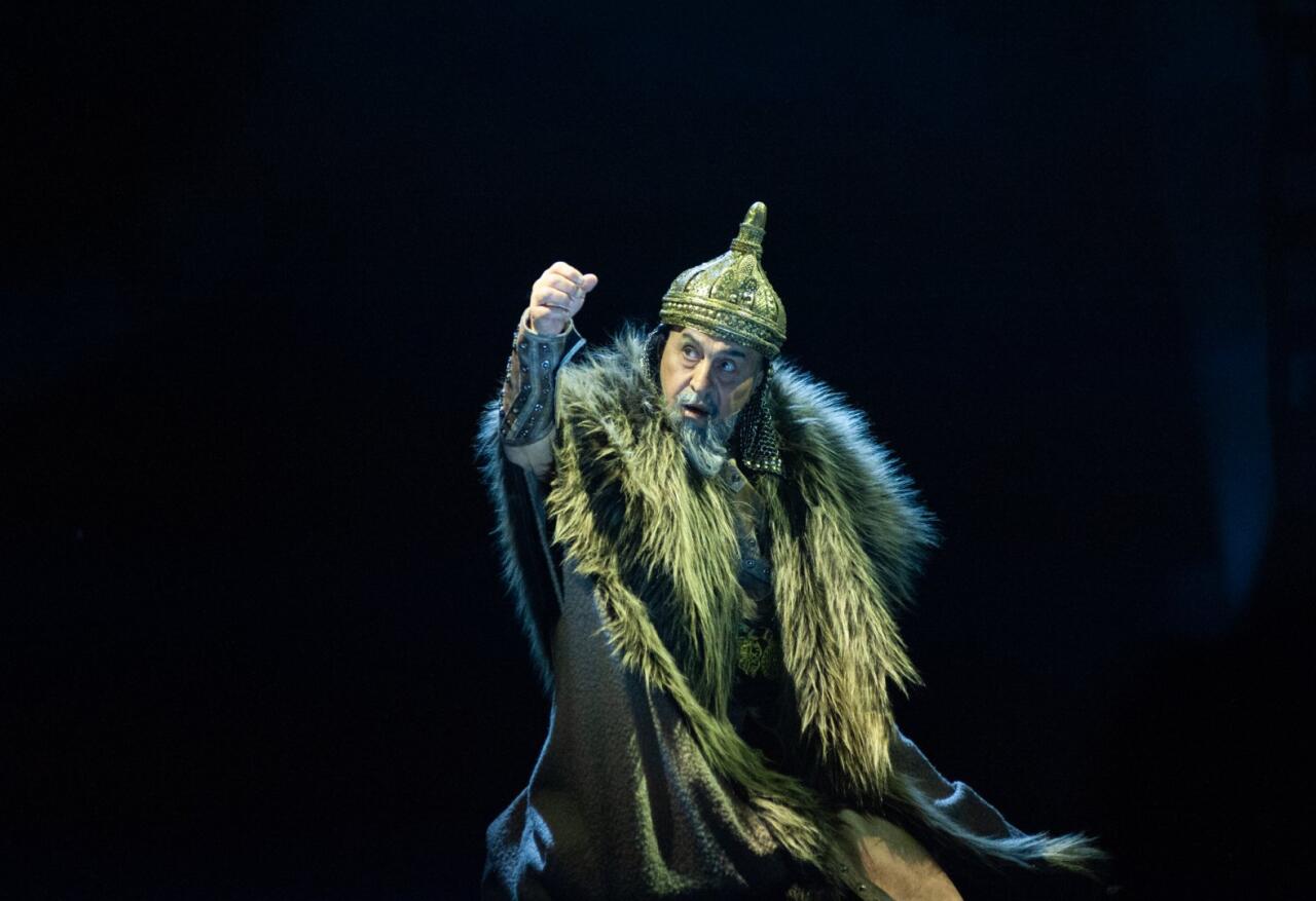 День национального театра Азербайджана отметили исторической премьерой и церемонией награждения