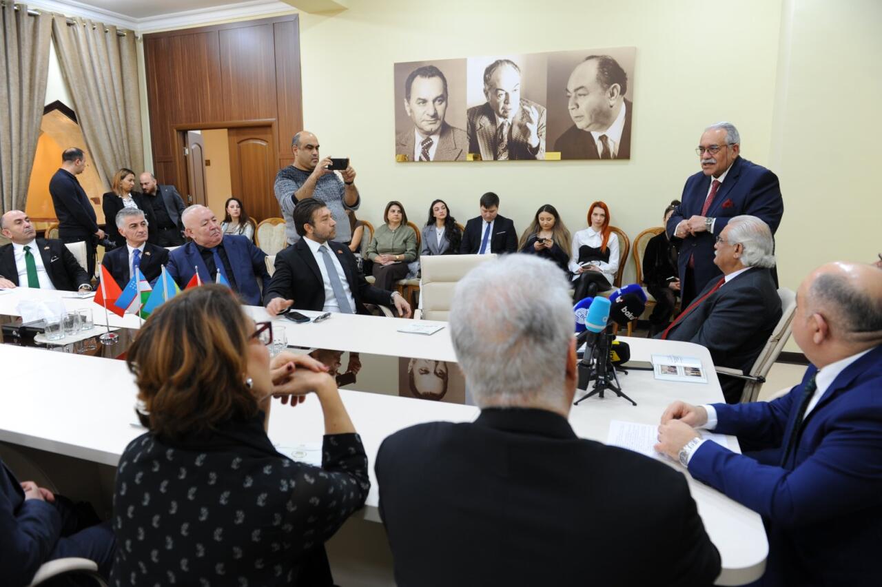 День национального театра Азербайджана отметили исторической премьерой и церемонией награждения