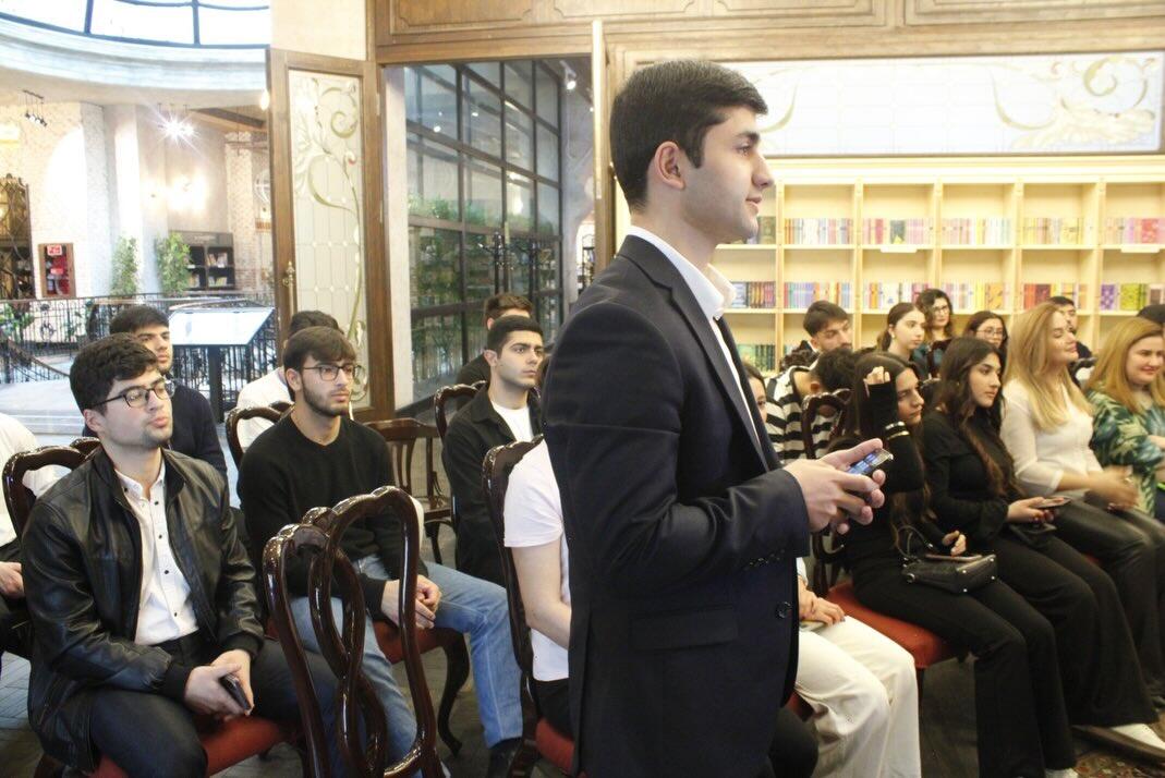 Книги, вопросы, улыбки - вдохновляющий день с Гюнель Анаргызы