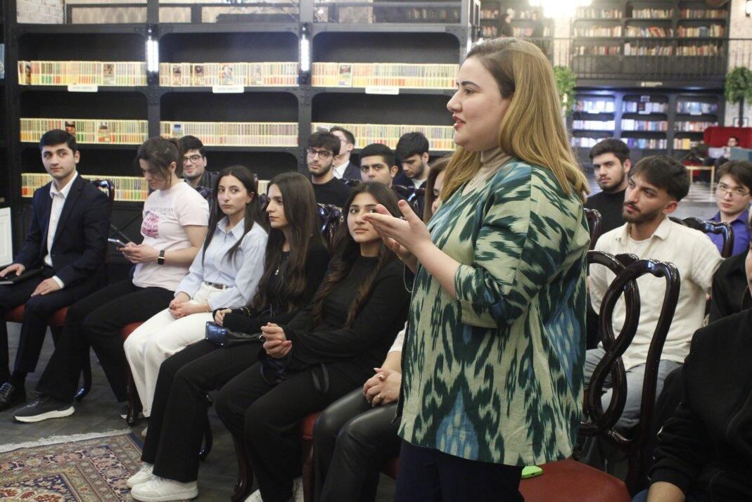 Книги, вопросы, улыбки - вдохновляющий день с Гюнель Анаргызы